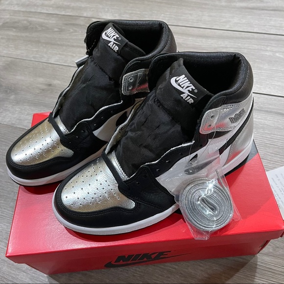 Air Jordan 1 High OG Women’s Silver Toe - Picture 4 of 7